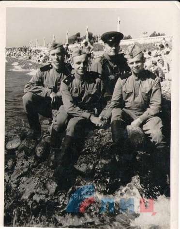 Иван Шевченко (второй справа) на Миус-фронте