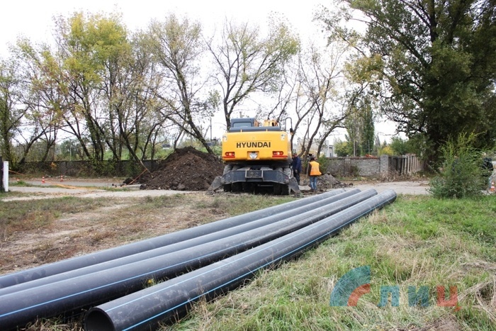 Замена водовода, питающего Артемовский район, Луганск, 13 октября 2016 года