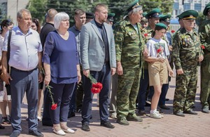 Луганчане в День ветеранов боевых действий возложили цветы к памятникам защитникам Родины