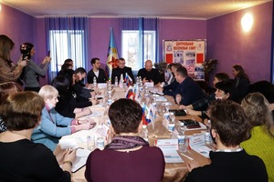 Зарубежные гости приняли участие в круглом столе о войне в Донбассе
