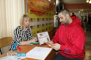 Работодатели предложили на площадках ярмарки в Алчевске и Антраците более 360 вакансий