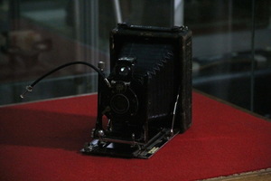 Луганский коллекционер передал краеведческому музею раритетные немецкие фотоаппараты
