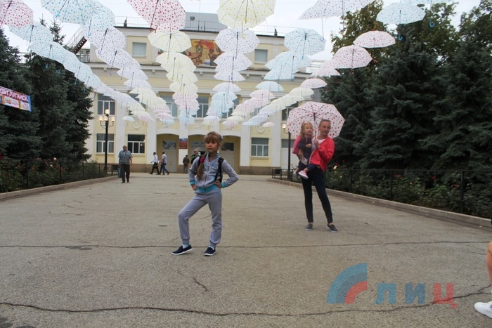 Аллея парящих зонтиков у республиканского стадиона "Авангард", Луганск, 2 сентября 2017 года