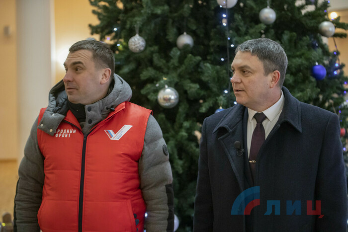 Встреча главой ЛНР Леонидом Пасечником Деда Мороза из Великого Устюга, Луганск, 24 декабря 2021 года