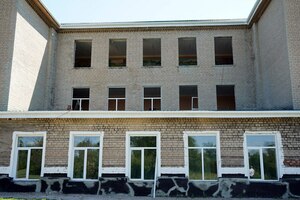Строители из Хакасии заменят более 120 окон в школе Червонопартизанска