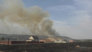 Сотрудники МЧС ЛНР ликвидируют крупный пожар вблизи Новосветловки