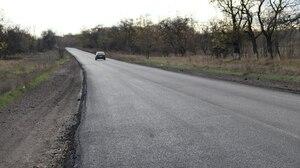 Дорожники из Волгограда заасфальтировали въезд в село Желтое Славяносербского района