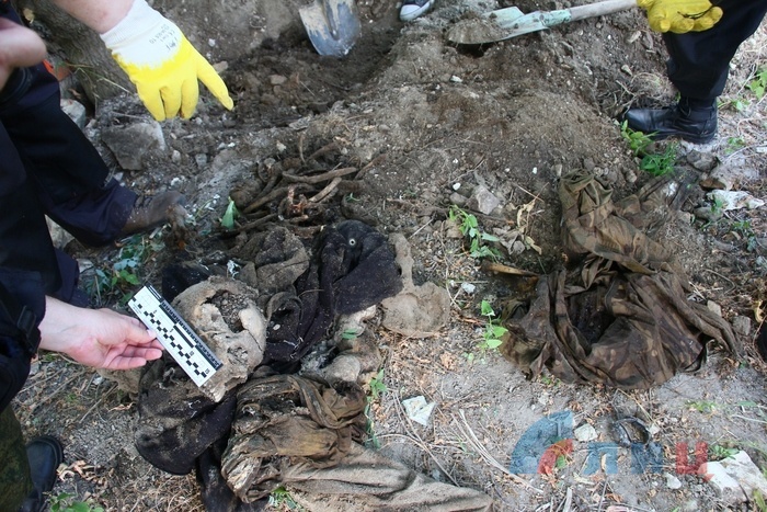 Эксгумация останков двух бойцов ВСУ в селе Веселая Гора, 22 июня 2015 года