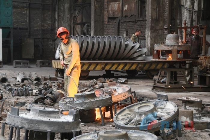 Глава ЛНР Игорь Плотницкий осматривает сталелитейный завод "Сталь", Луганск, 19 мая 2015 года
