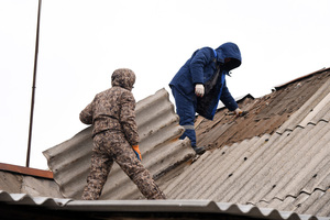 Хакасия помогает отремонтировать крышу дома раненого военнослужащего из Червонопартизанска
