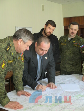 Подписание плана отвода вооружений. Луганск, 20 февраля 2015 года.