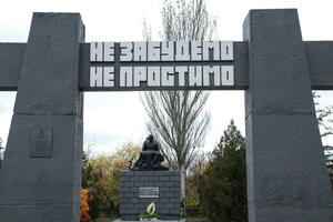 Луганчане у мемориала "Не забудем! Не простим" почтили память жертв нацизма