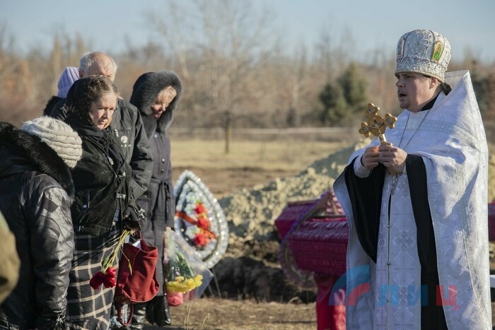 Церемония перезахоронения останков 115 жертв ВСУ в районе поселка Видное, Луганск, 11 ноября 2021 года