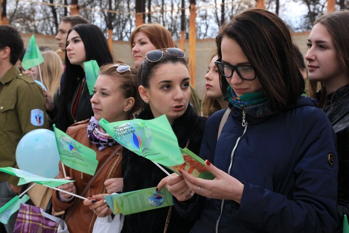Молодежная акция в защиту экологии "Сохраним природу вместе", Луганск, 12 апреля 2017 года