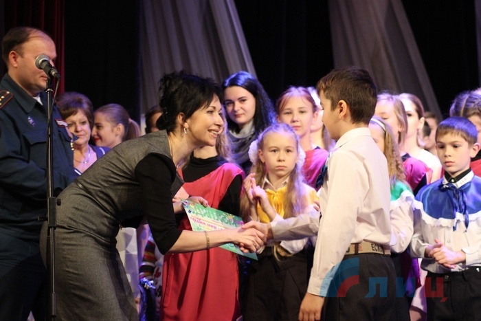 Награждение победителей открытого интегрированного фестиваля детского творчества "Один мир – одна мечта", Луганск, 9 декабря 2017 года