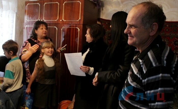 Посещение супругой главы ЛНР Ларисой Плотницкой детских домов семейного типа, Луганск, 18 декабря 2015 года