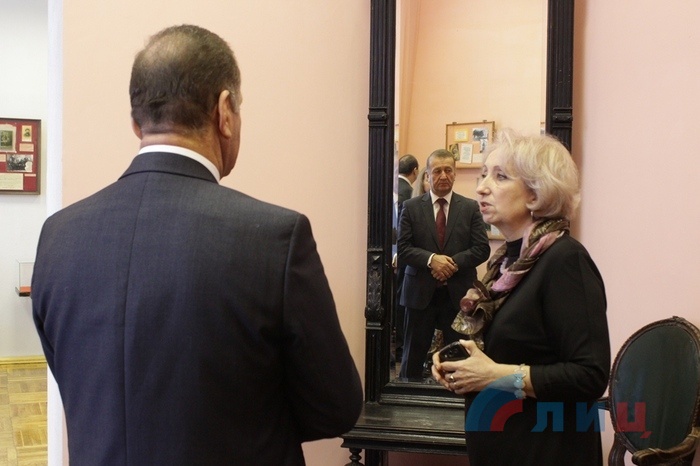 Посещение мэром Луганска Манолисом Пилавовым Музея истории и культуры города, Луганск, 25 февраля 2016 года