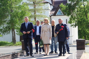 Общественники из ЛНР и Саратовской области почтили память воинов в саратовском парке Победы