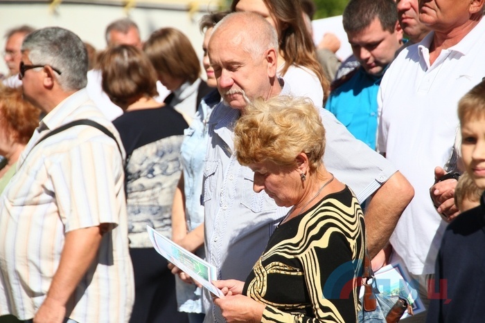 Глава ЛНР вручает ордера на квартиры в первой новостройке Луганска, 12 сентября 2015 года