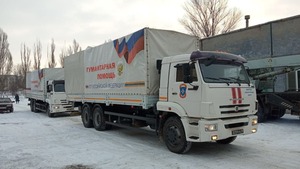Разгрузка автомобилей очередного гумконвоя МЧС РФ началась на складах в Луганске