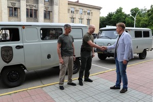 Международный расчетный банк передал МВД ЛНР два автомобиля УАЗ