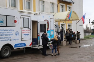 Мобильный пункт замены водительских удостоверений начал работу в ЛНР с Беловодска - МВД