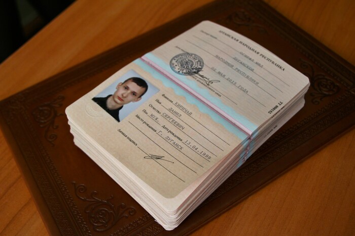 Первые десять молодых жителей ЛНР получили новые паспорта Республики