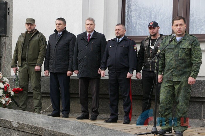 Открытие памятной доски первому председателю Совета министров ЛНР Геннадию Цыпкалову, Луганск, 5 декабря 2017 года