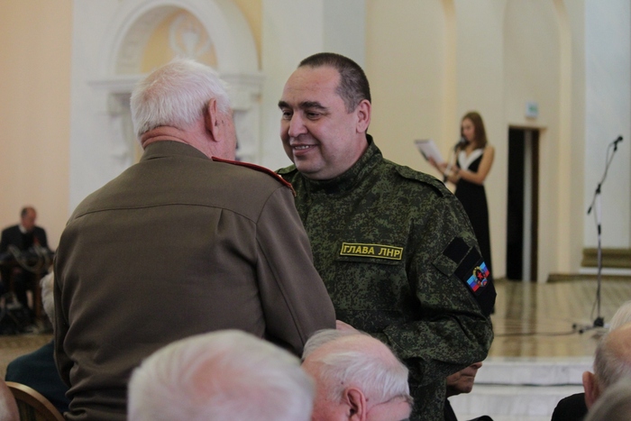 Глава ЛНР вручает ветеранам Великой Отечественной памятные медали "70-летие Победы", Луганск, 8 мая 2015 года