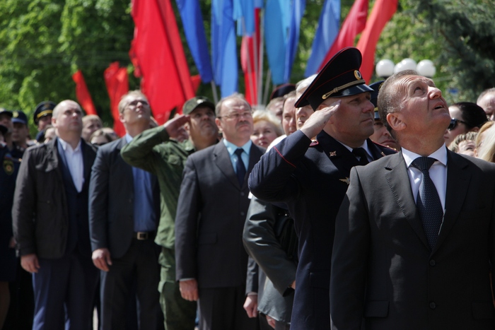 Торжественная церемония поднятия Флага и исполнения Гимна ЛНР, Луганск, 11 мая 2017 года