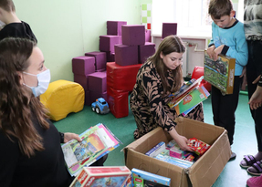 Единороссы из ЛНР передали собранные в рамках акции подарки для детей Херсонской области