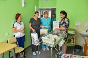 Мэрия Луганска передала подарки мамам родившихся в День города детей
