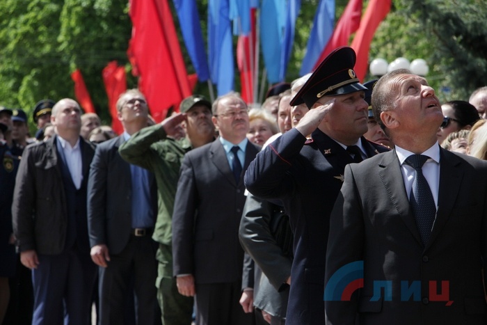 Торжественная церемония поднятия Флага и исполнения Гимна ЛНР, Луганск, 11 мая 2017 года