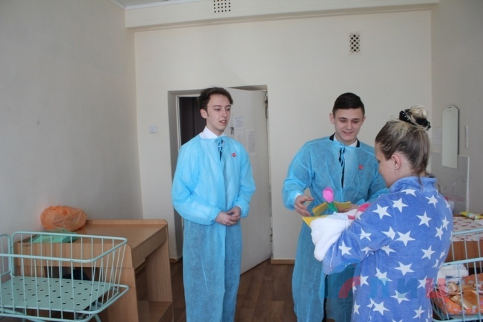 Акция "Цветы из будущего" для рожениц родильного отделения больницы №3, Луганск, 6 марта 2017 года