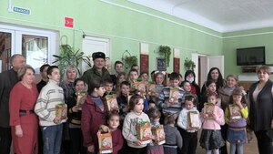 Народная милиция ЛНР передала сладкие подарки перевальским школьникам