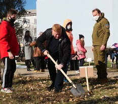 Учащиеся и педагоги луганской школы № 5 посадили кленовую аллею памяти Владимира Даля