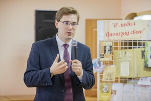 Российский волонтер в Луганске представил школьникам книгу "Живая память Победы"