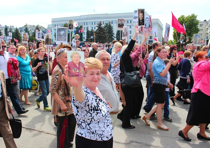 Шествие "Бессмертного полка" в Луганске, 9 мая 2016 года