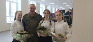 Следственный комитет РФ передал форму учащимся кадетского класса луганской школы