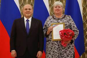 Премьер-министр РФ вручил благодарность Правительства учительнице из Свердловска