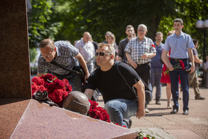 Представители СМИ ЛНР и РФ возложили в Луганске цветы к памятнику погибшим журналистам