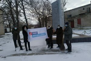 Активисты из Свердловского района навели порядок у могил погибших советских воинов