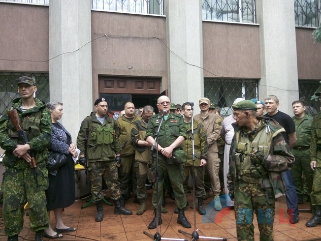 Сослуживцы и жители Алчевска прощаются с Алексеем Мозговым и его боевыми товарищами, 27 мая 2015 года,