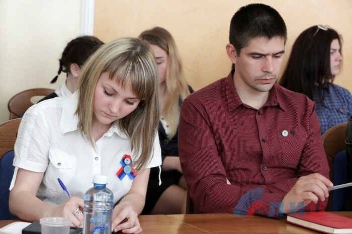 Заседание круглого стола, посвященного перспективам развития молодежной политики ЛНР, Луганск, 28 апреля 2017 года