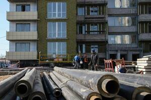 Builders put up one of three apartment houses in Alchevsk