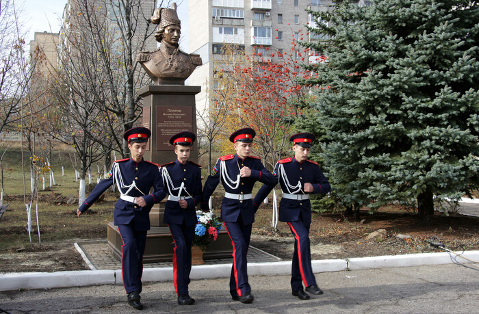 Открытие памятника атаману Матвею Платову и церемония посвящения в кадеты первых учащихся кадетского корпуса, Алчевск, 29 октября 2018 года
