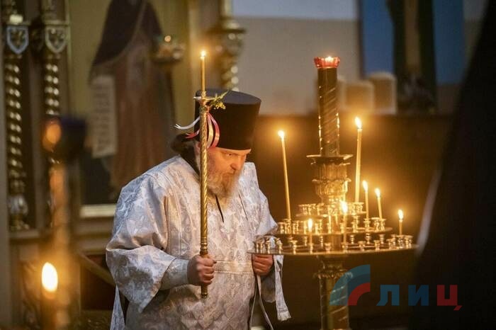 Пасхальные службы в храмах в Рубежном и Варваровке, 24 апреля 2022 года