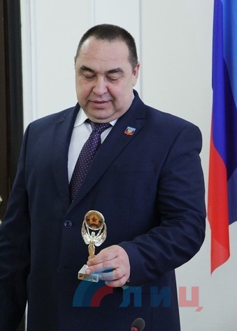Вручение главой ЛНР поощрительных денежных сертификатов лучшим спортсменам Республики, Луганск, 27 декабря 2016 года