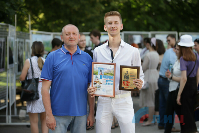Выставка работ и церемония награждения победителей конкурса патриотической песни и конкурса-пленэра "Место силы", Луганск, 26 июня 2021 года