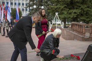 Луганские активисты у мемориала "Они отстояли Родину" почтили память неизвестных солдат